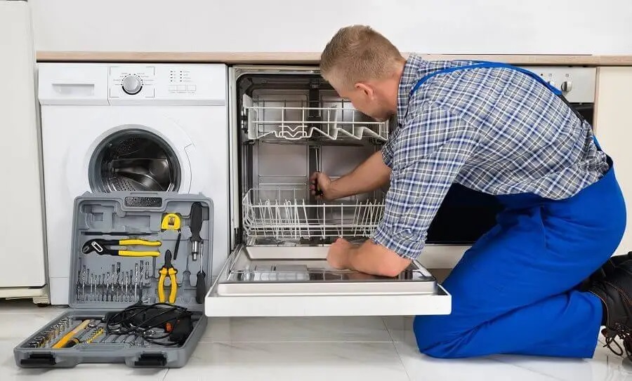 Keçiören Bosch servisi teknisyen ekibi beyaz eşya tamiri yaparken